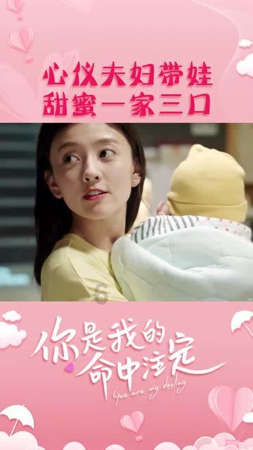可爱女孩参加宴会
